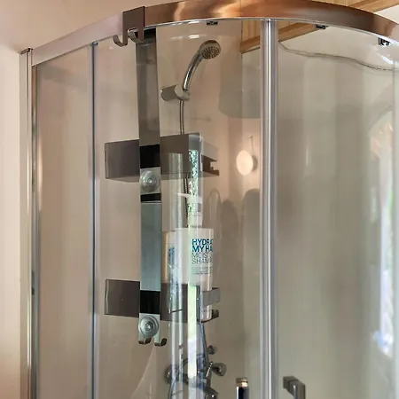 Masurian District Office Praca Zdalna Remote Work Internet Satelitarny Starlink Speed 155mbs Download, Trzy Oddzielne Stoly Do Pracy W Trzech Pomieszczeniach Urowo